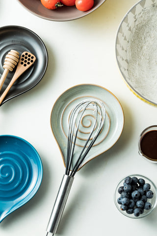Dishwasher-safe spoon rest; easy cleaning after messy sauce tasks.