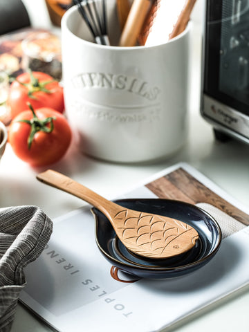 Cormomu spoon rest has stable design to prevent tipping.