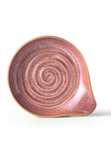Cormomu spoon rest shows a wide base for stable utensil support.