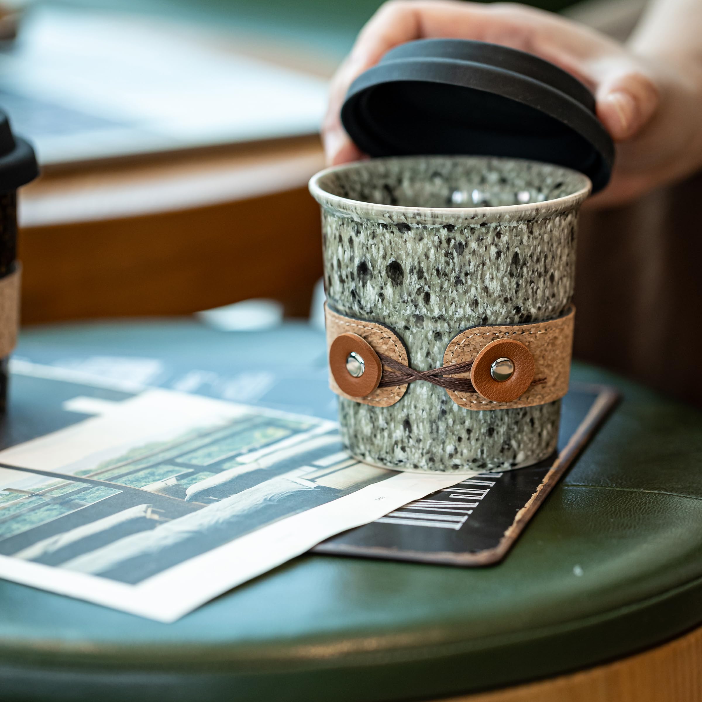 Cormomu travel mug fits standard car cup holders securely