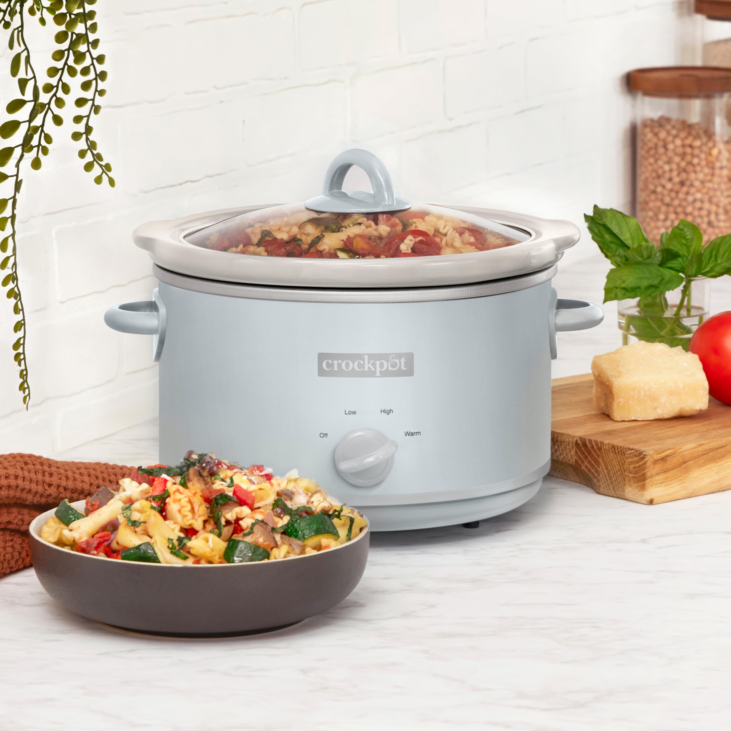Crock-Pot Design Series filled chili demonstrates 4.5-quart capacity feeding 5+ servings.