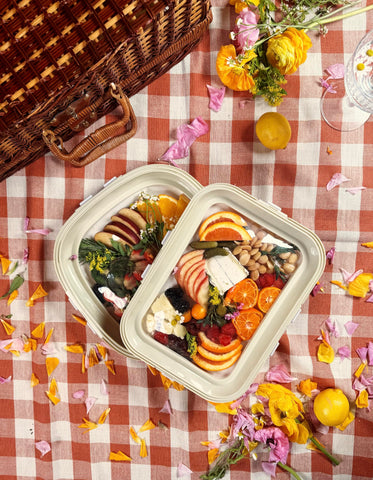 Crudités BPA-free fridge-friendly tray preserves sandwiches and fruits.