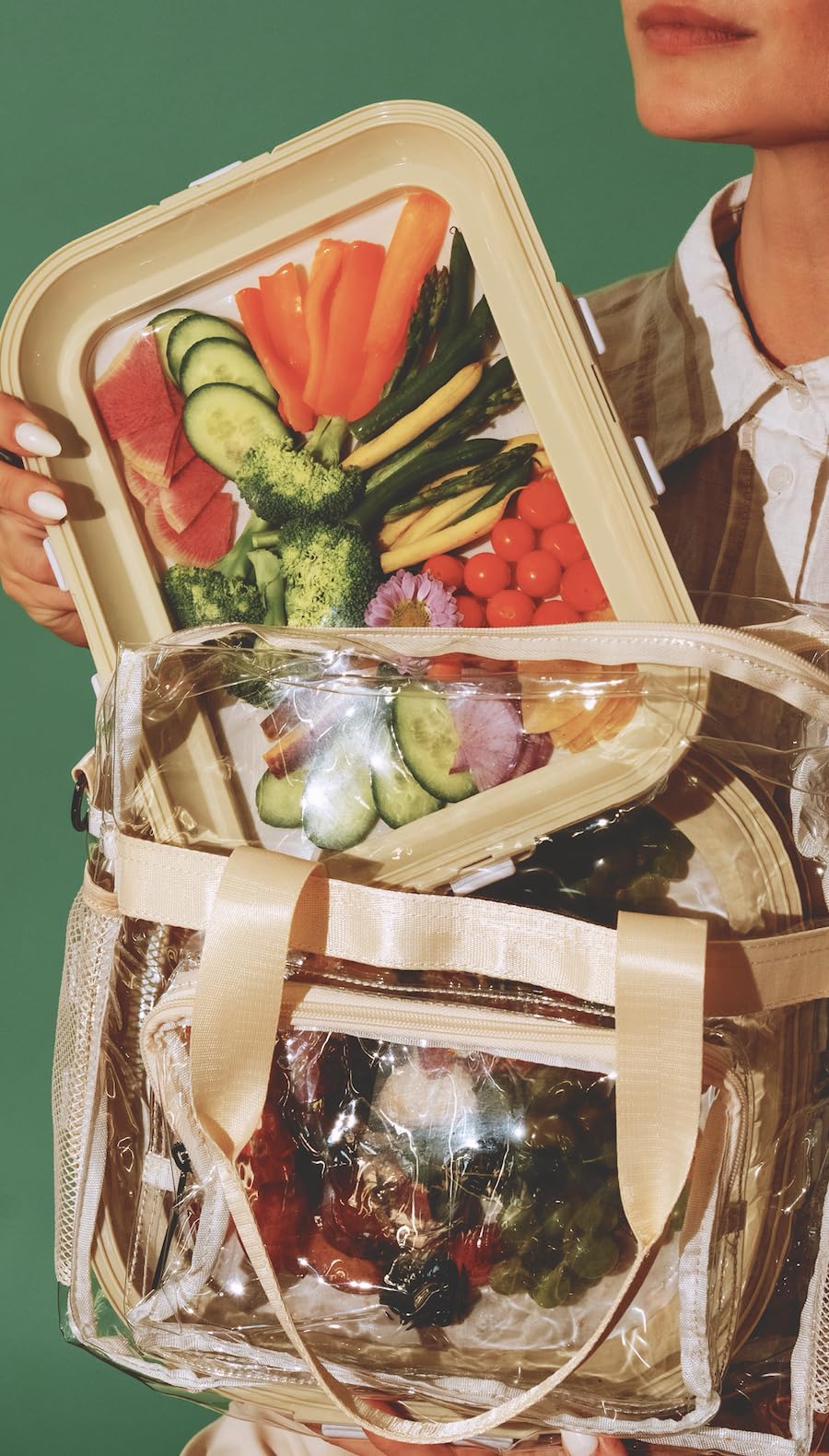 Crudités dishwasher-safe snack container cleans up easily after meals.