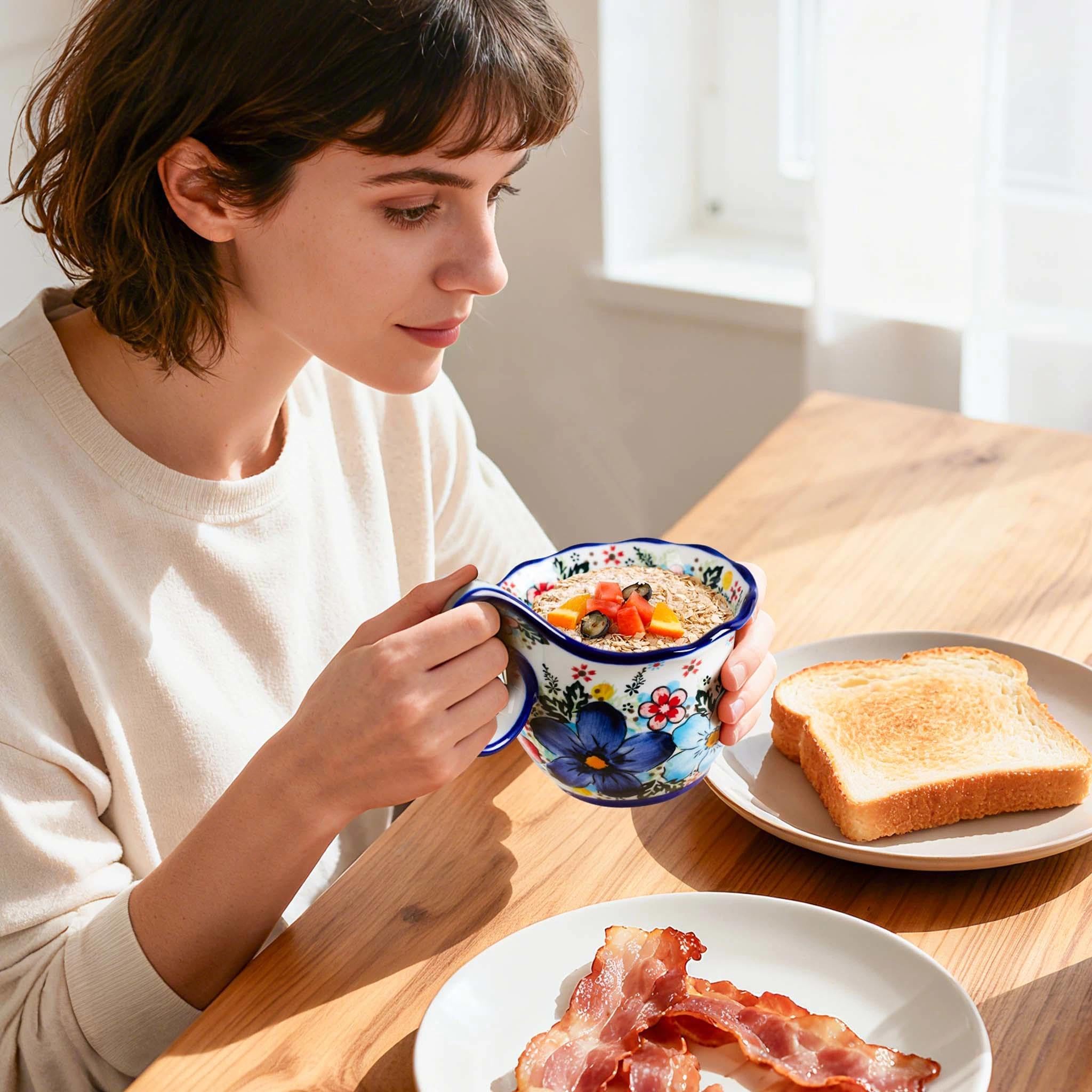 Cteaffee microwave- and dishwasher-safe bowl for soups, stews, or leftovers.