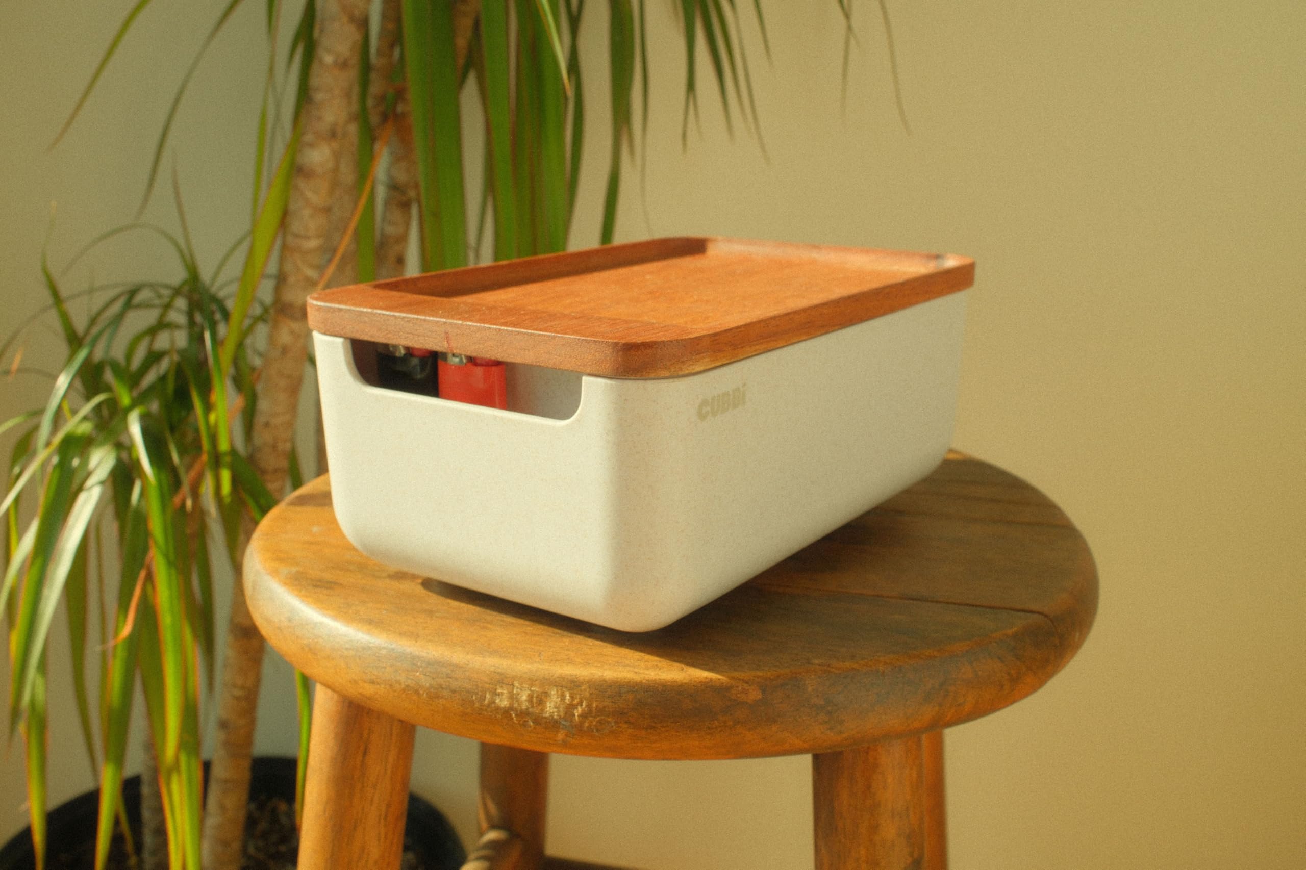 Travel-ready seal keeps odors contained in car or bag.