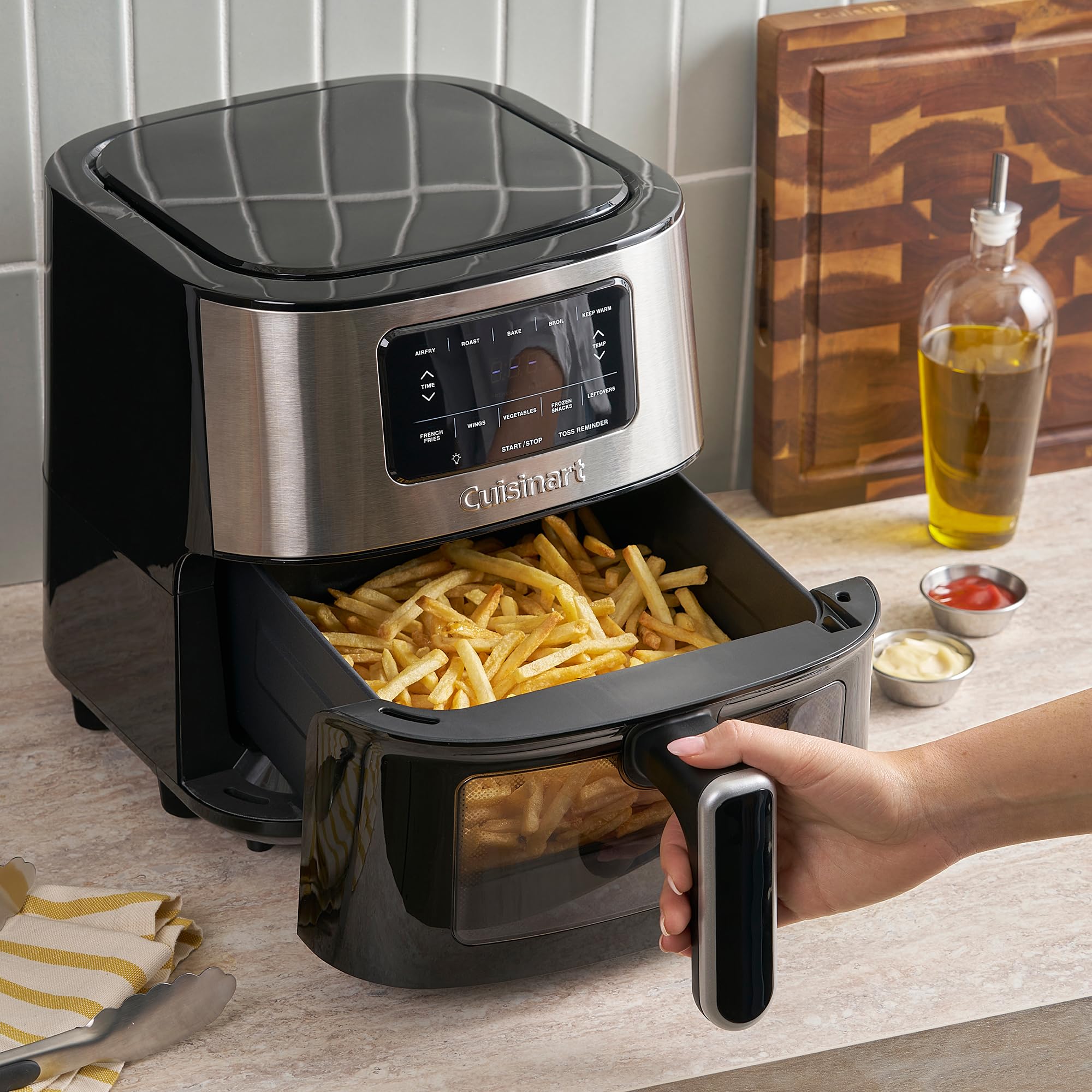 Cuisinart AIR-200NAS basket inside highlights roomy 6-quart capacity for wings or fries.
