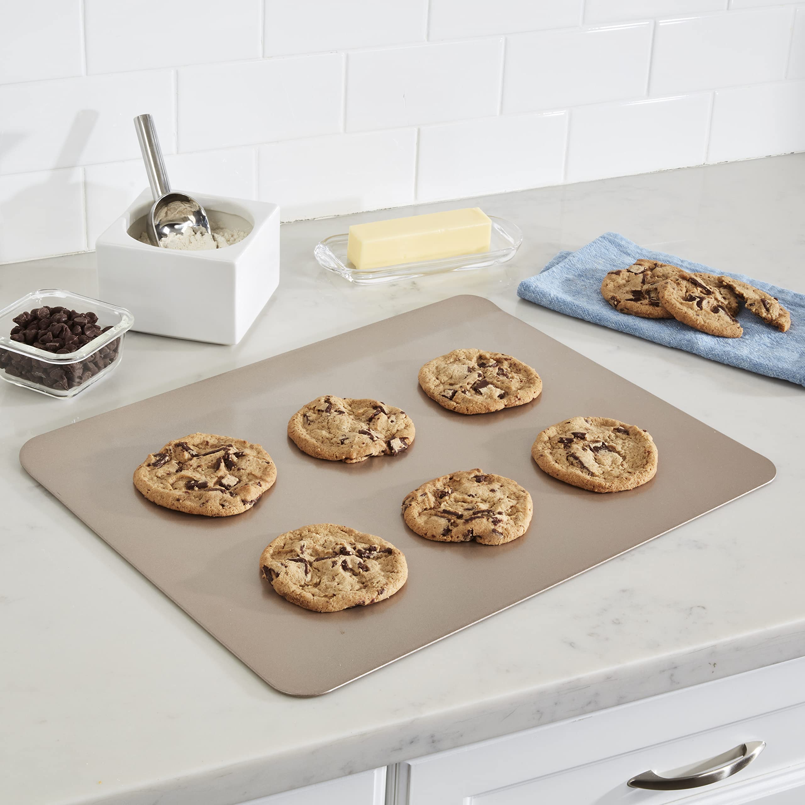 Cuisinart Chef's Classic champagne bakeware delivers even heating and warp-resistant performance.
