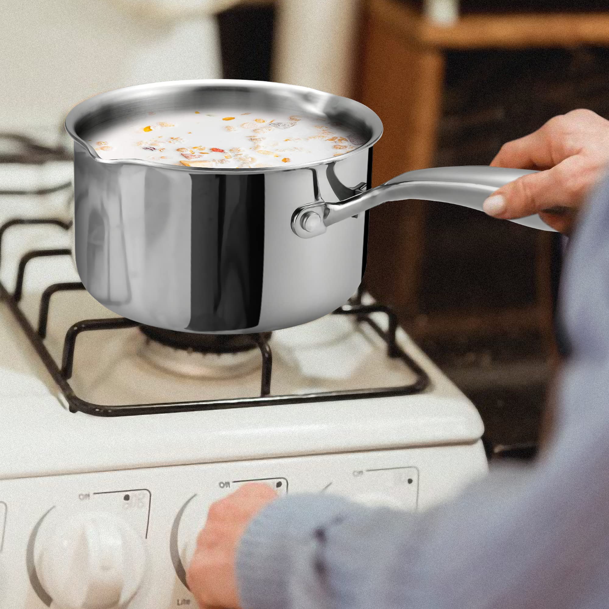 Cyrosa 1.5-qt pan features easy-to-read measurement marks for precise cooking.
