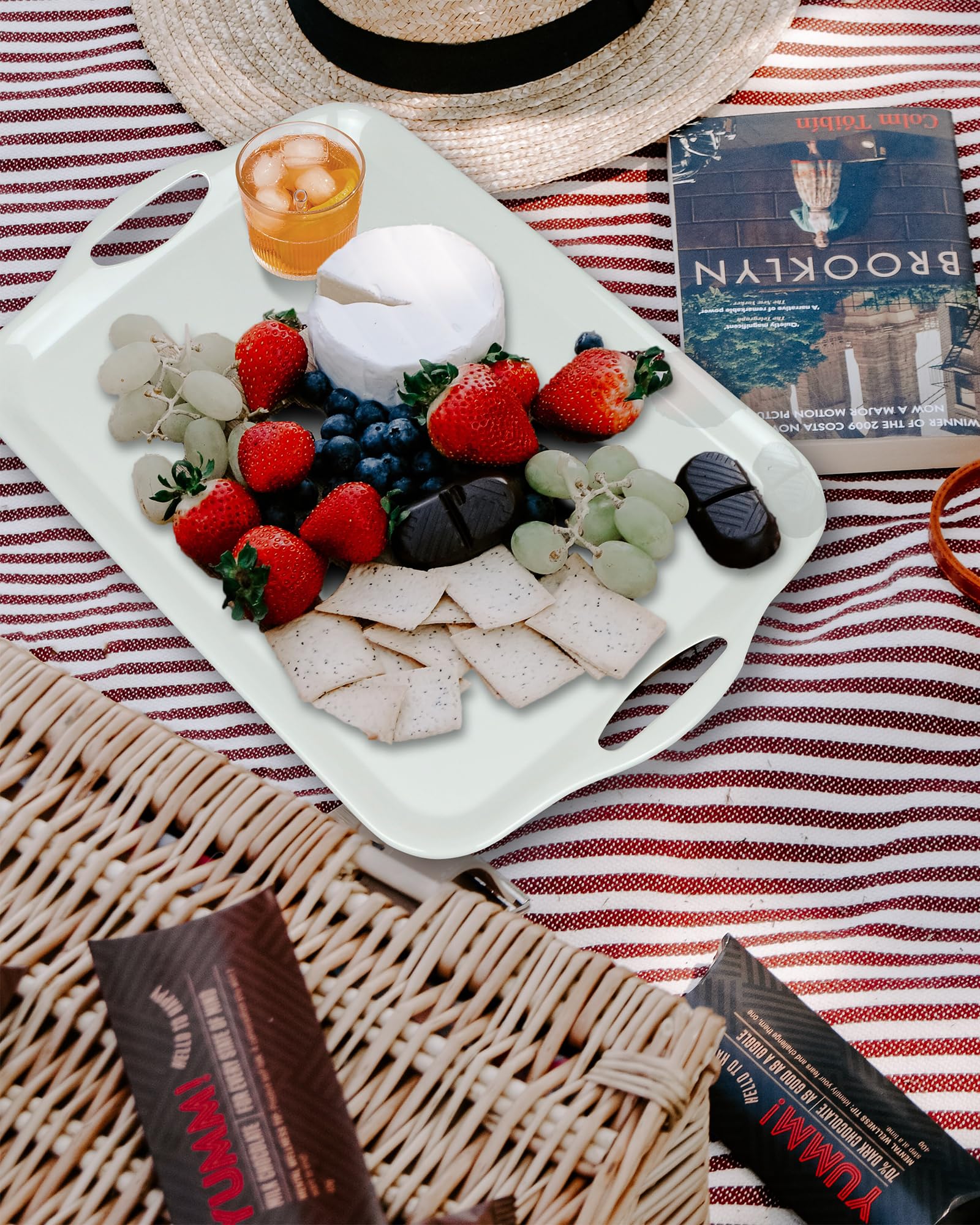 Czlizdyt serving platter with grip handles, ideal for bed-side meals.