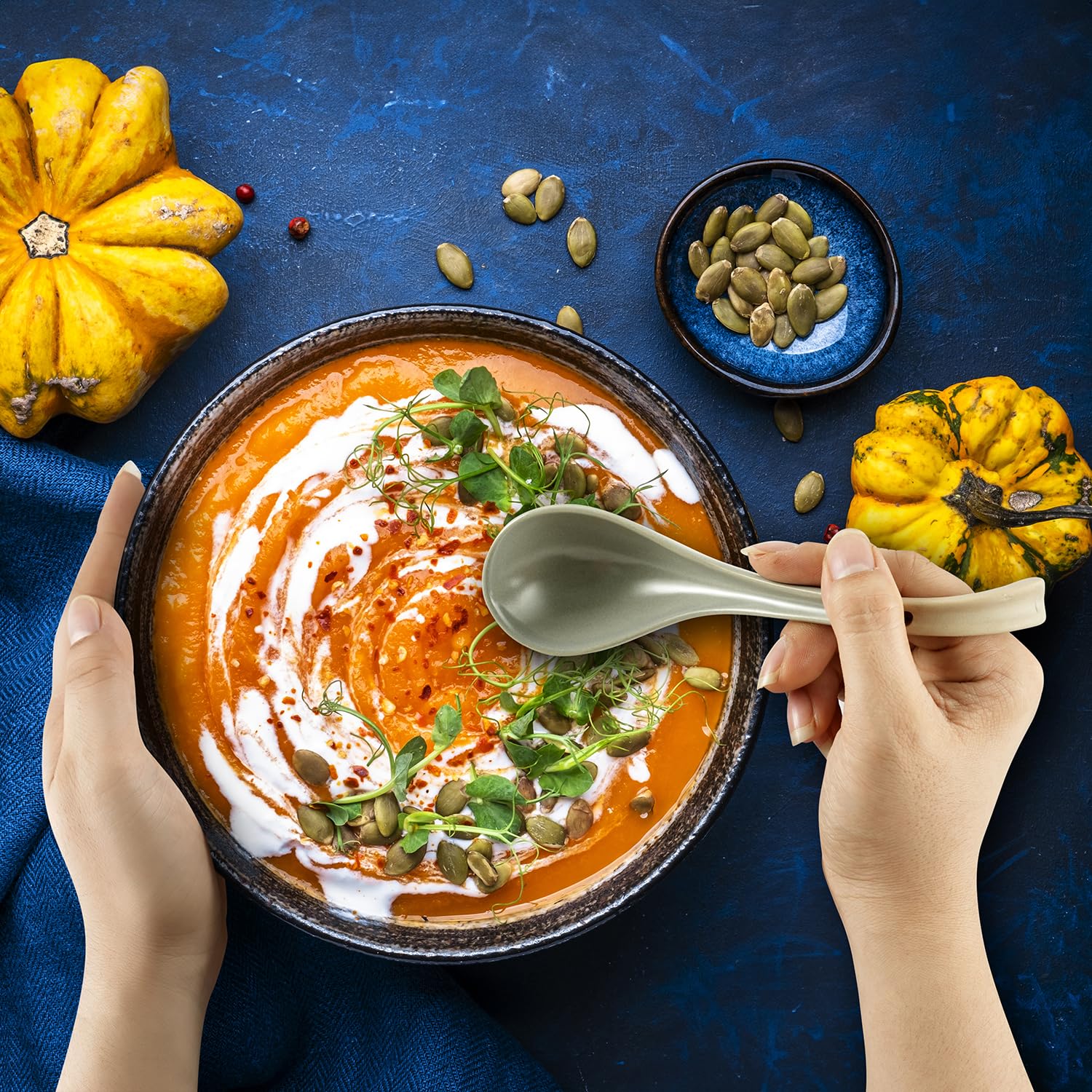 DAHO GOMSU glaze-finish ceramic spoon enhances table aesthetics
