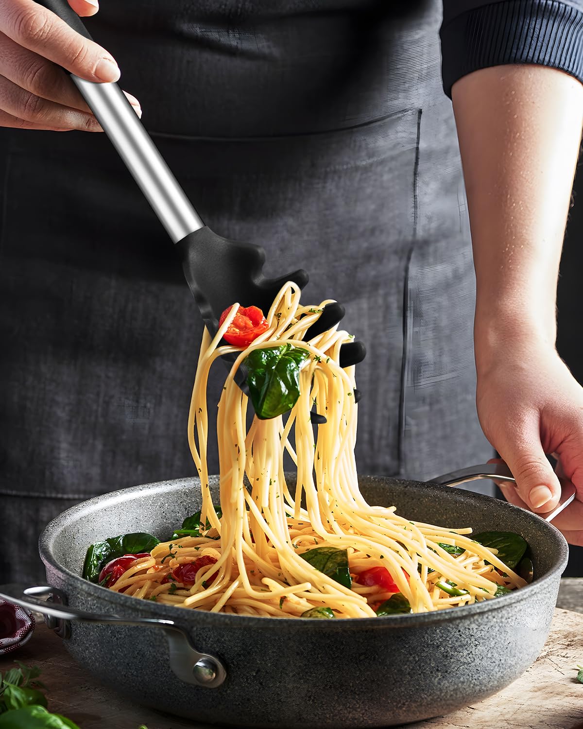 DaiRen Kitchen anti-scald silicone handle stays cool during cooking.
