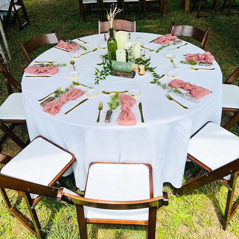 DAKKIONY wedding reception table setup featuring elegant white cloth