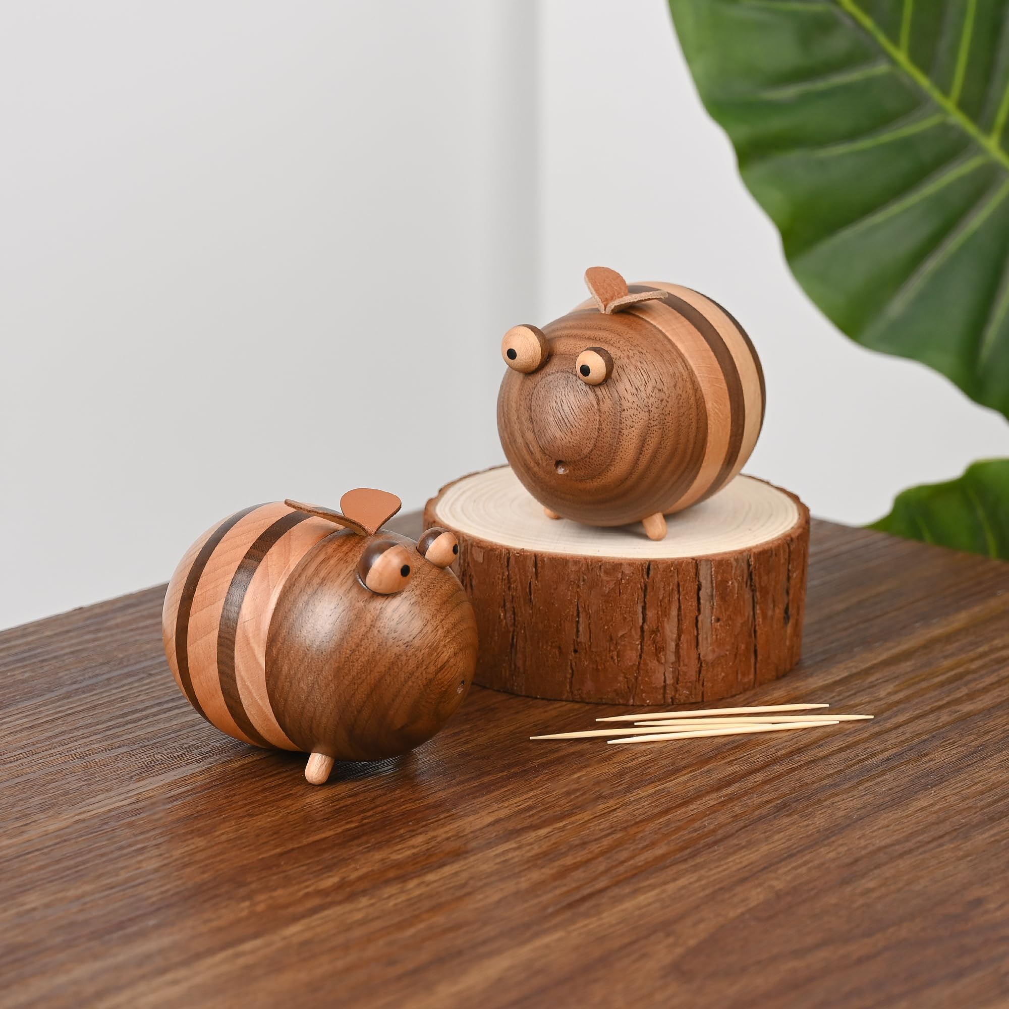 Damuzhi Bee Toothpick Holder Dispenser top view shows compact, space-saving design.