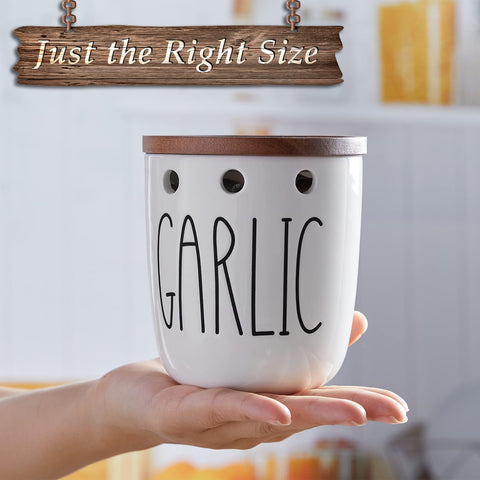 DAYYET garlic keeper with acacia lid protects garlic from light.