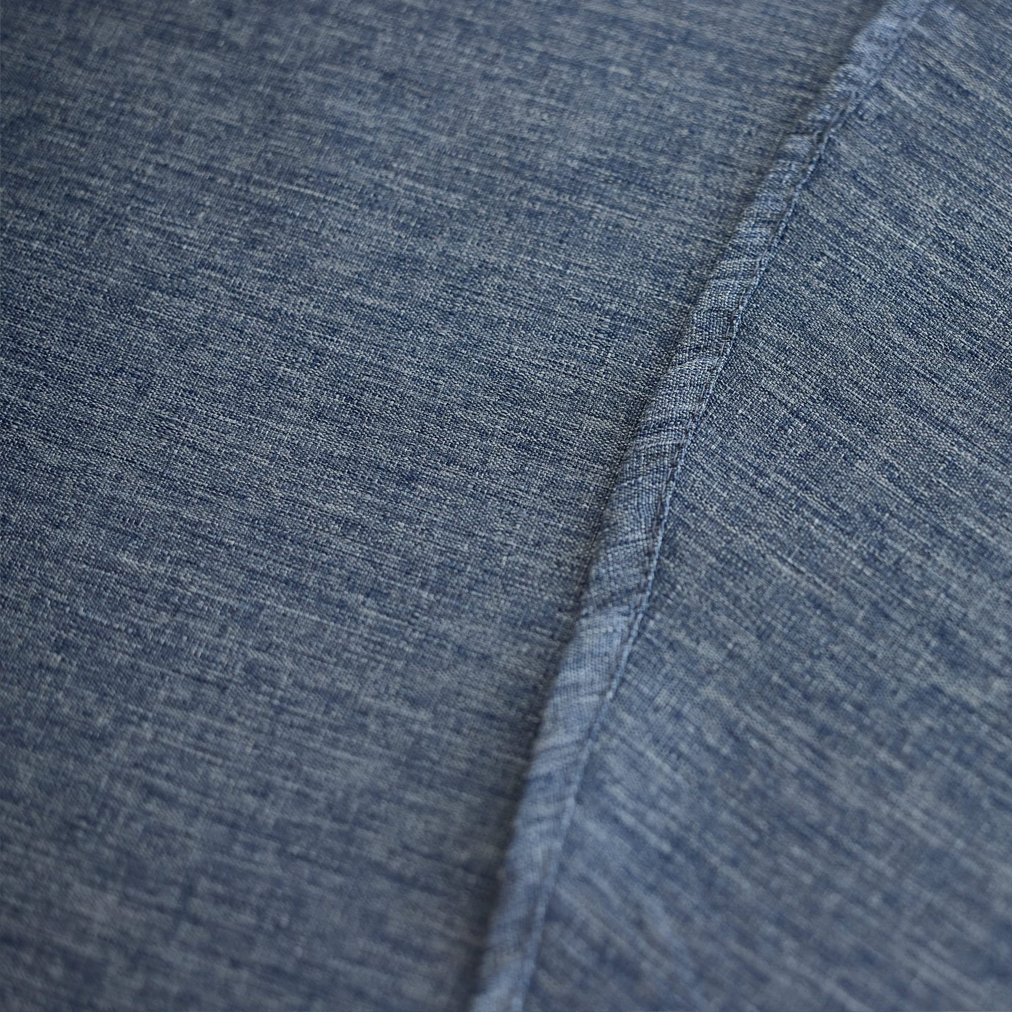 Decorelia wrinkle-free round tablecloth maintaining a smooth surface