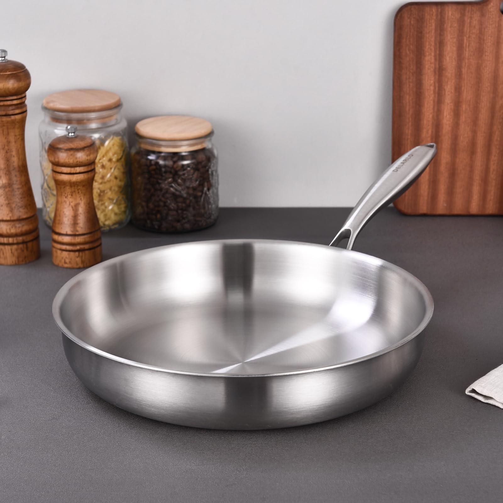 Delarlo drip-free pour rim enables neat sauce transfers.