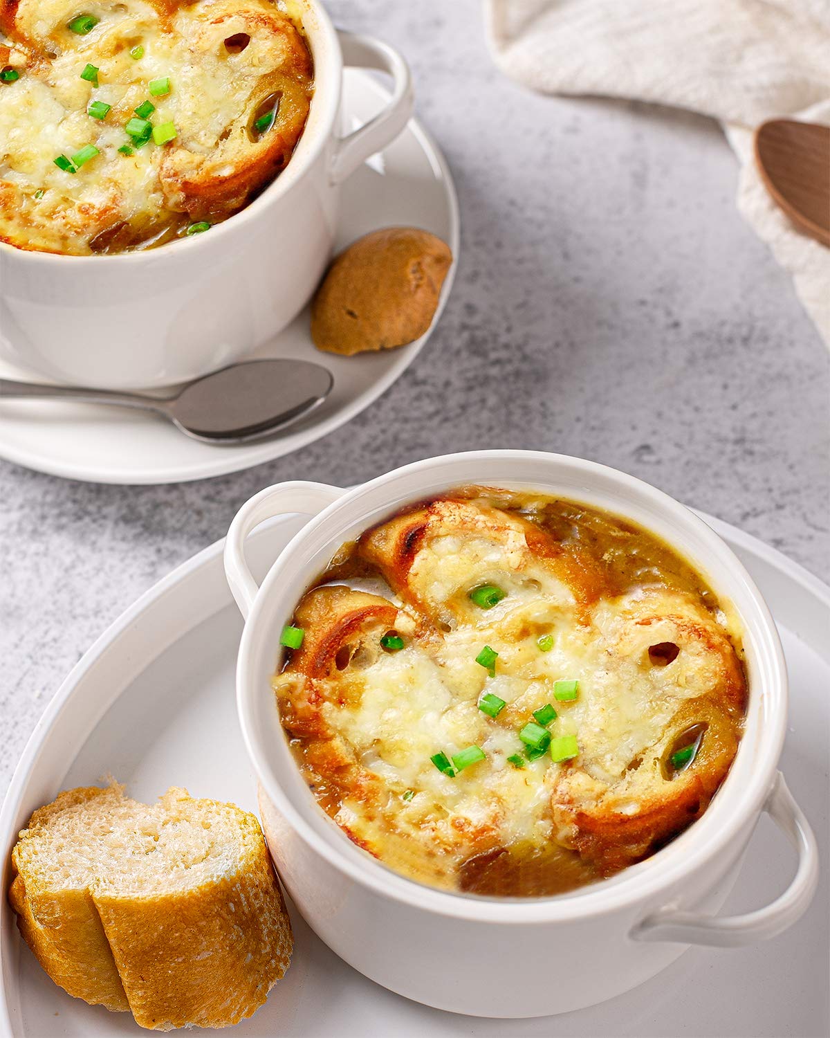 DELLING double-handles design provides balanced handling when serving hot dishes.