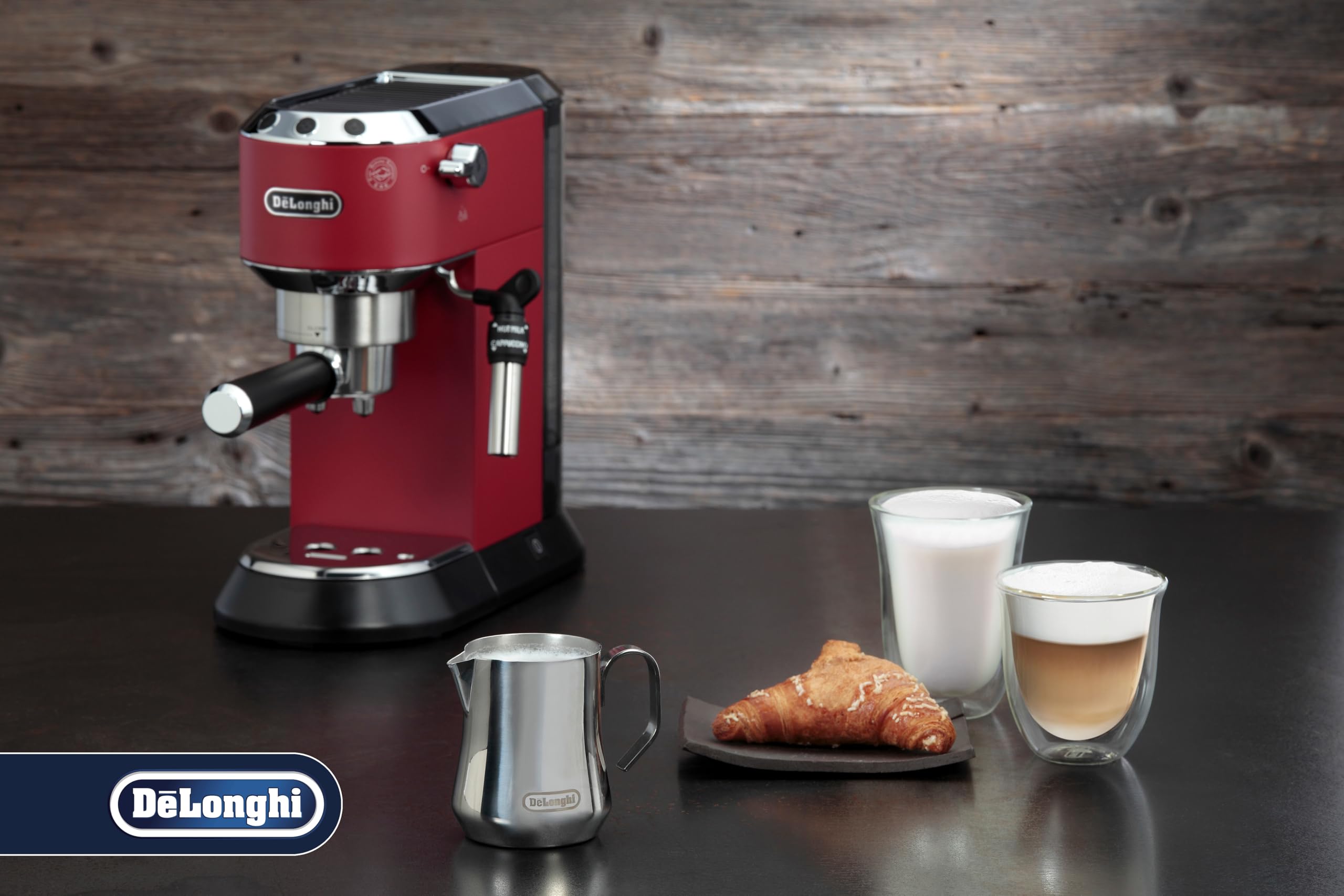 De'Longhi DLSC060 frothing jug – side view for precise pouring