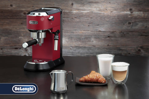 De'Longhi DLSC060 frothing jug – side view for precise pouring