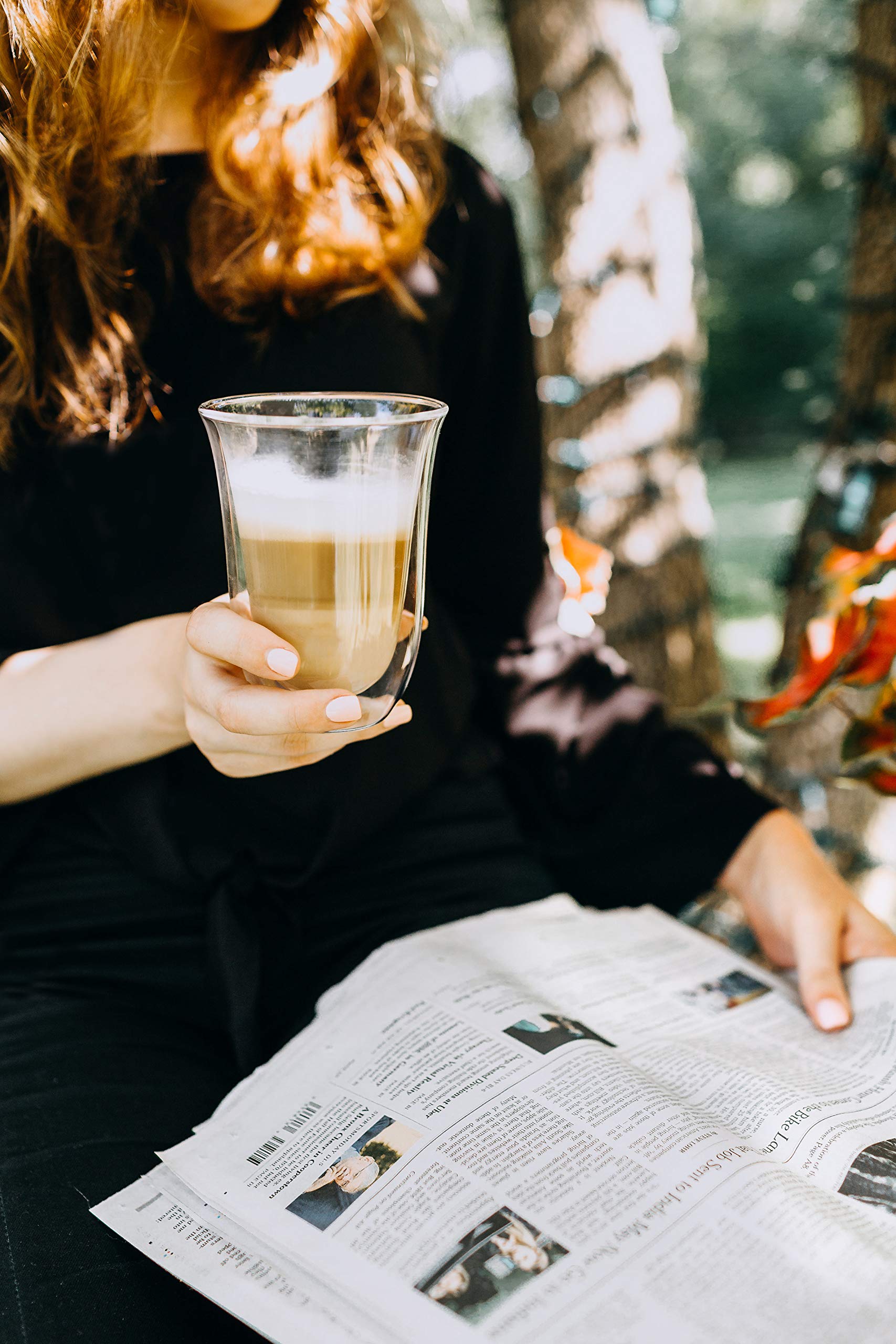 De'Longhi thermo latte glasses clear side view with comfortable grip for sipping.