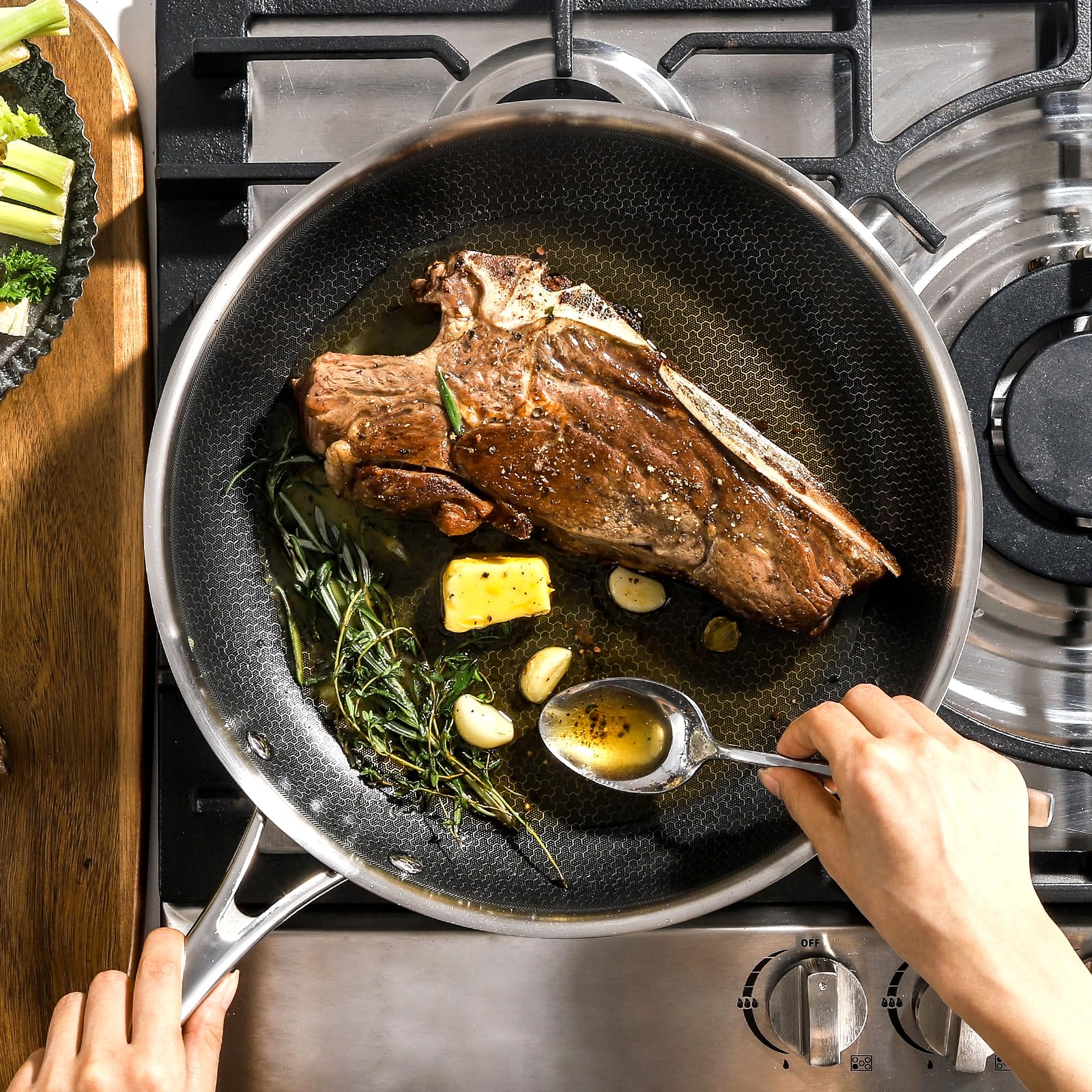 DELUXE induction-bottom design ensures quick, even heating across cooktops