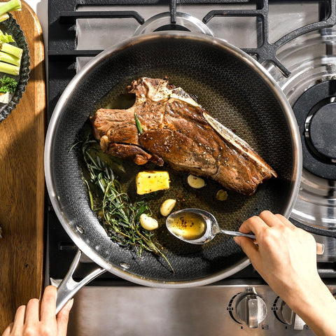 DELUXE induction-bottom design ensures quick, even heating across cooktops