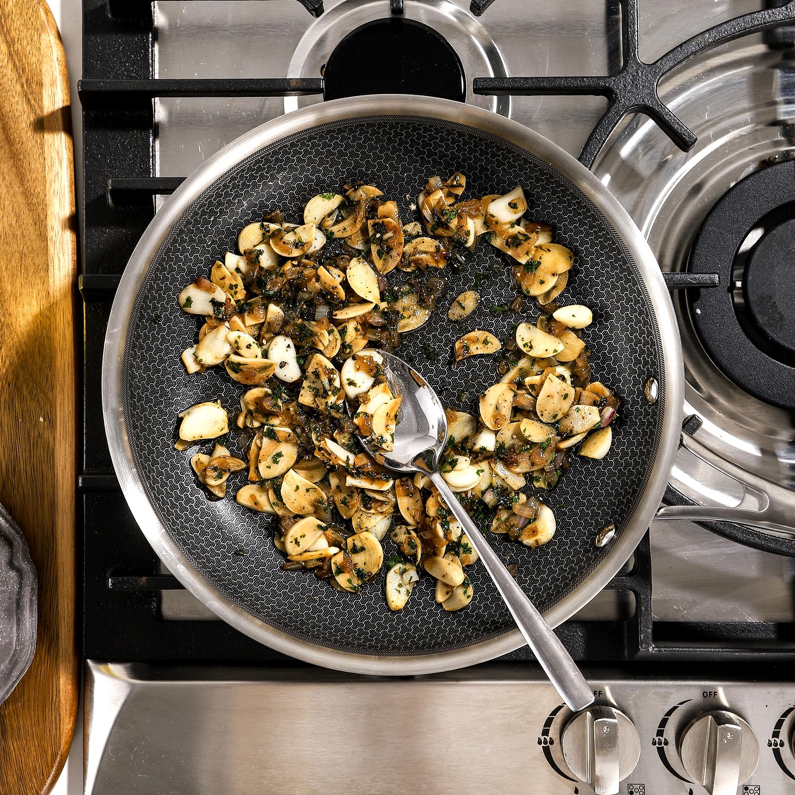 DELUXE hybrid nonstick surface promotes easy food release with minimal oil