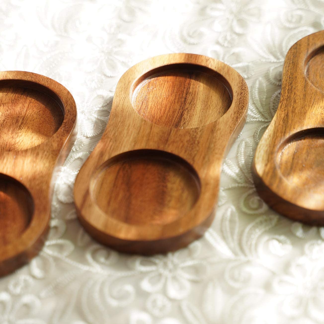 DeroTeno acacia wood tray shows natural grain and warm table style.
