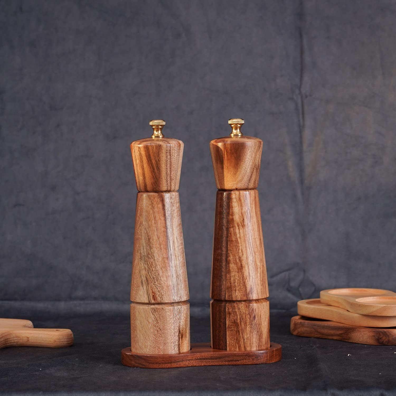 DeroTeno mill rest provides a dining-table protector against scratches.