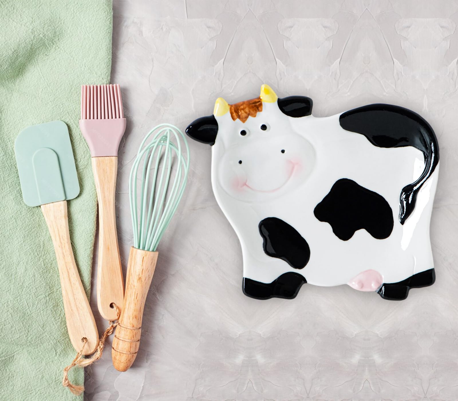 dgudgu Cow Spoon Rest on dishwasher-safe ceramic surface for easy cleaning after cooking.