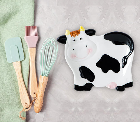 dgudgu Cow Spoon Rest on dishwasher-safe ceramic surface for easy cleaning after cooking.