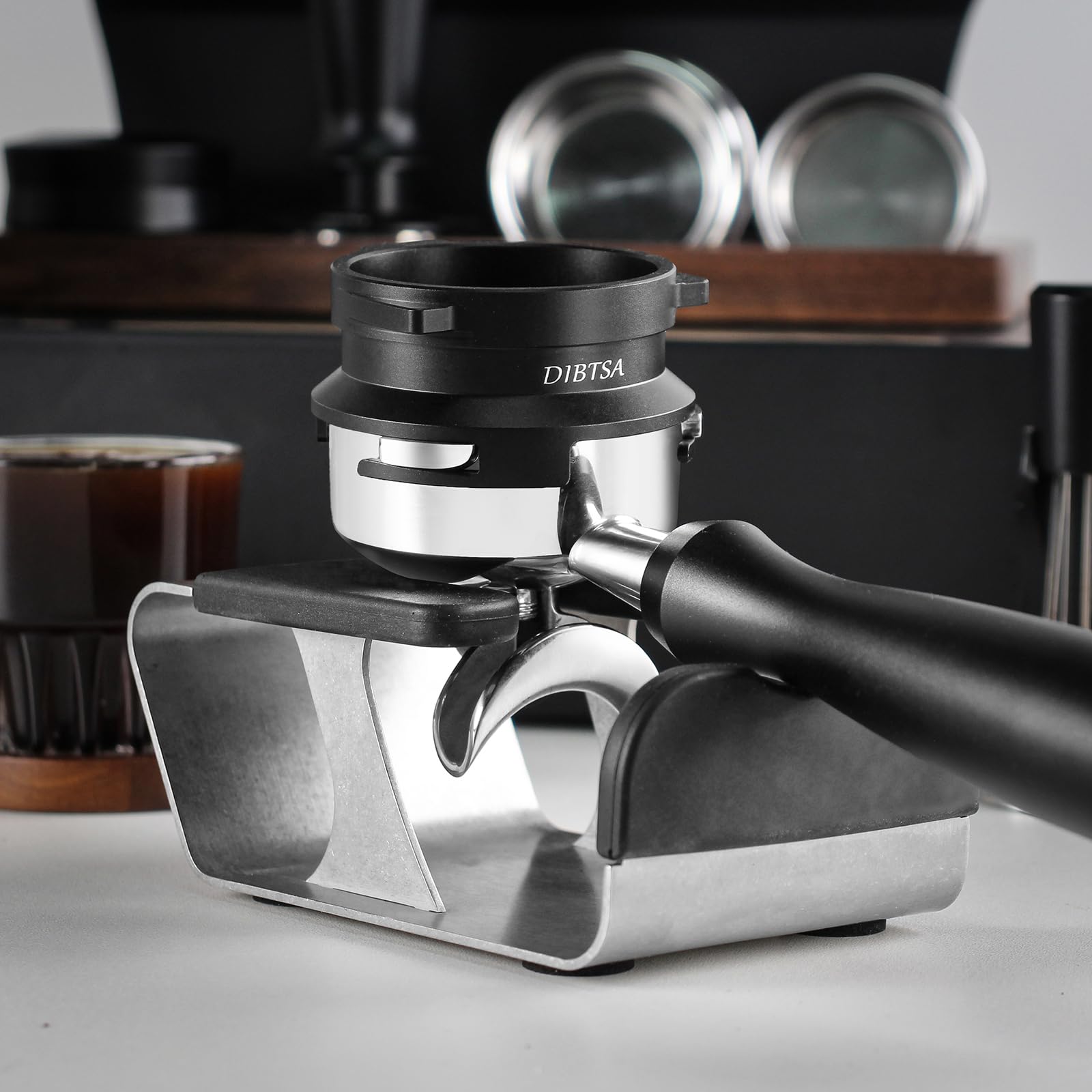 DIBTSA anti-slip rubber mat stabilizes the stand for consistent tamping.