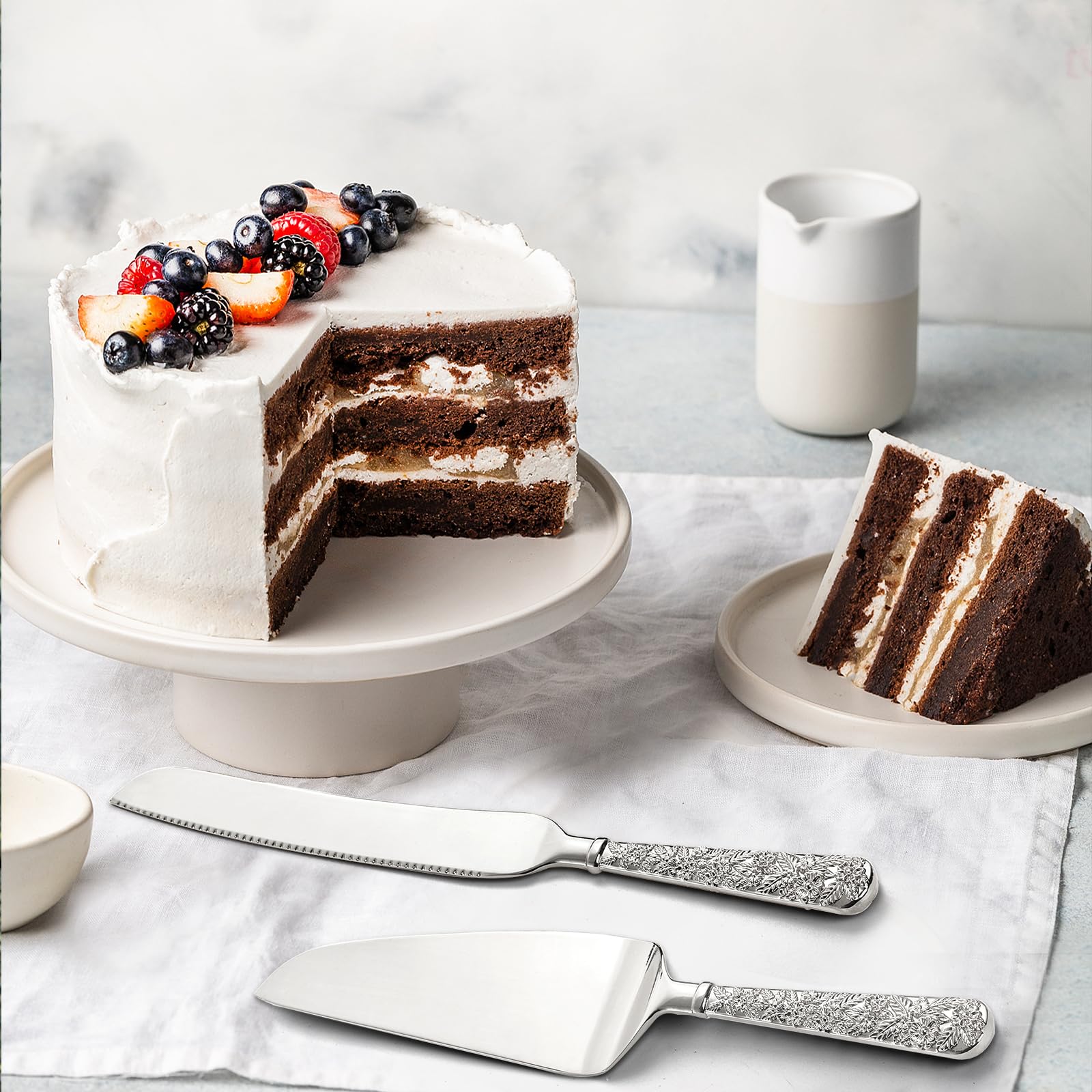 Dicunoy engraved handle cake knife adds vintage charm to celebrations