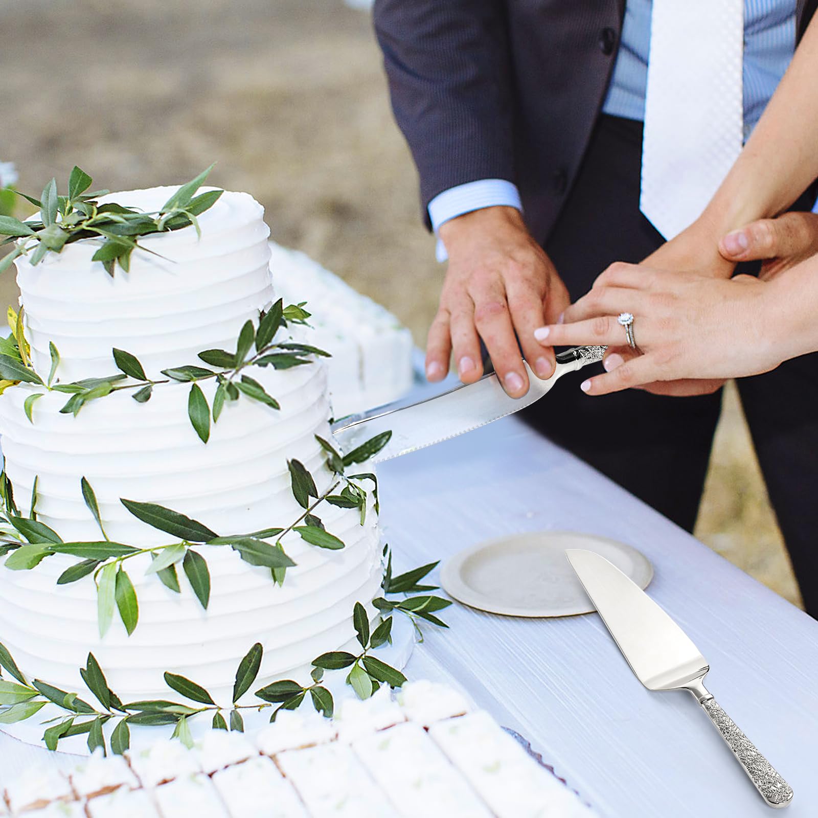 Dicunoy silver serving spatula ideal for smooth cake portions