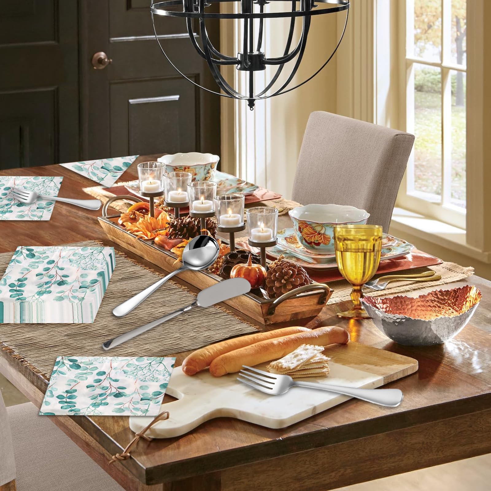 DIFENLUN green leaf-pattern tableware paper enhances presentation during outdoor meals.