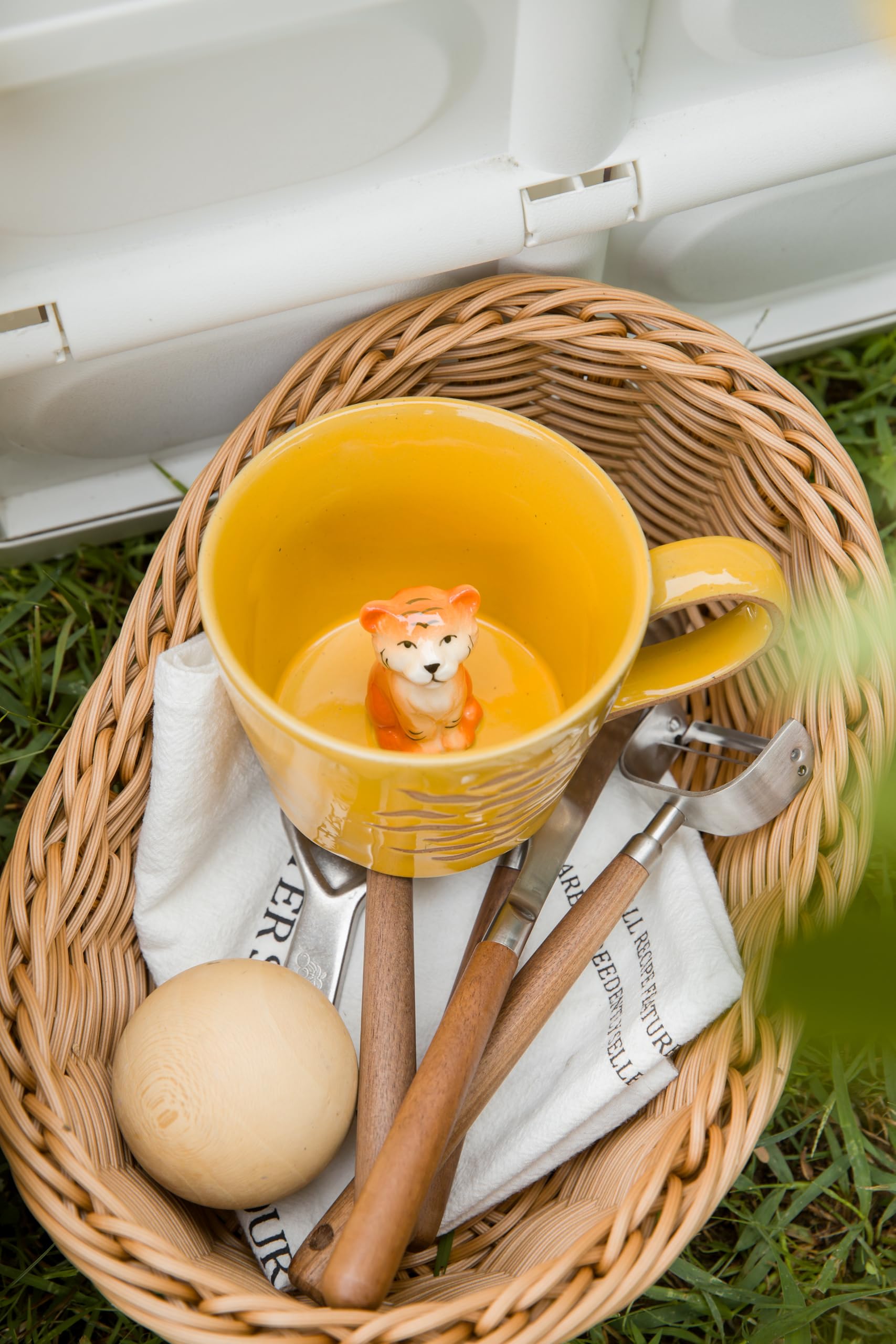 DIHOclub Tiger Cup surface features clay pattern and tiger prints for a rustic look.