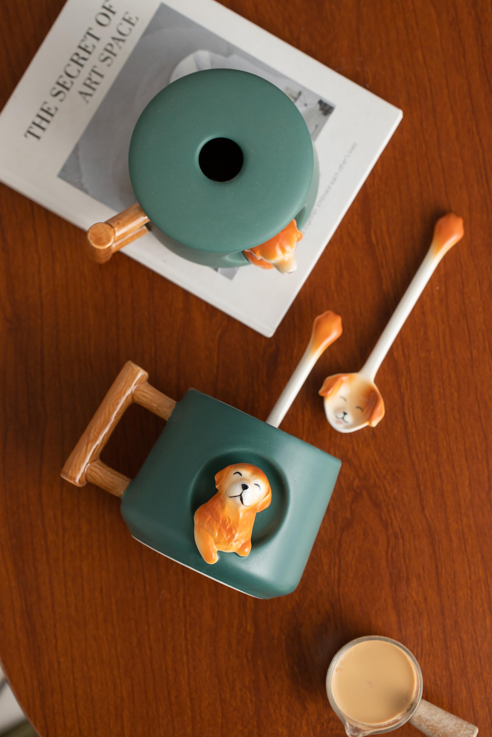 DIHOclub paw-spoon included for a coordinated sipping experience