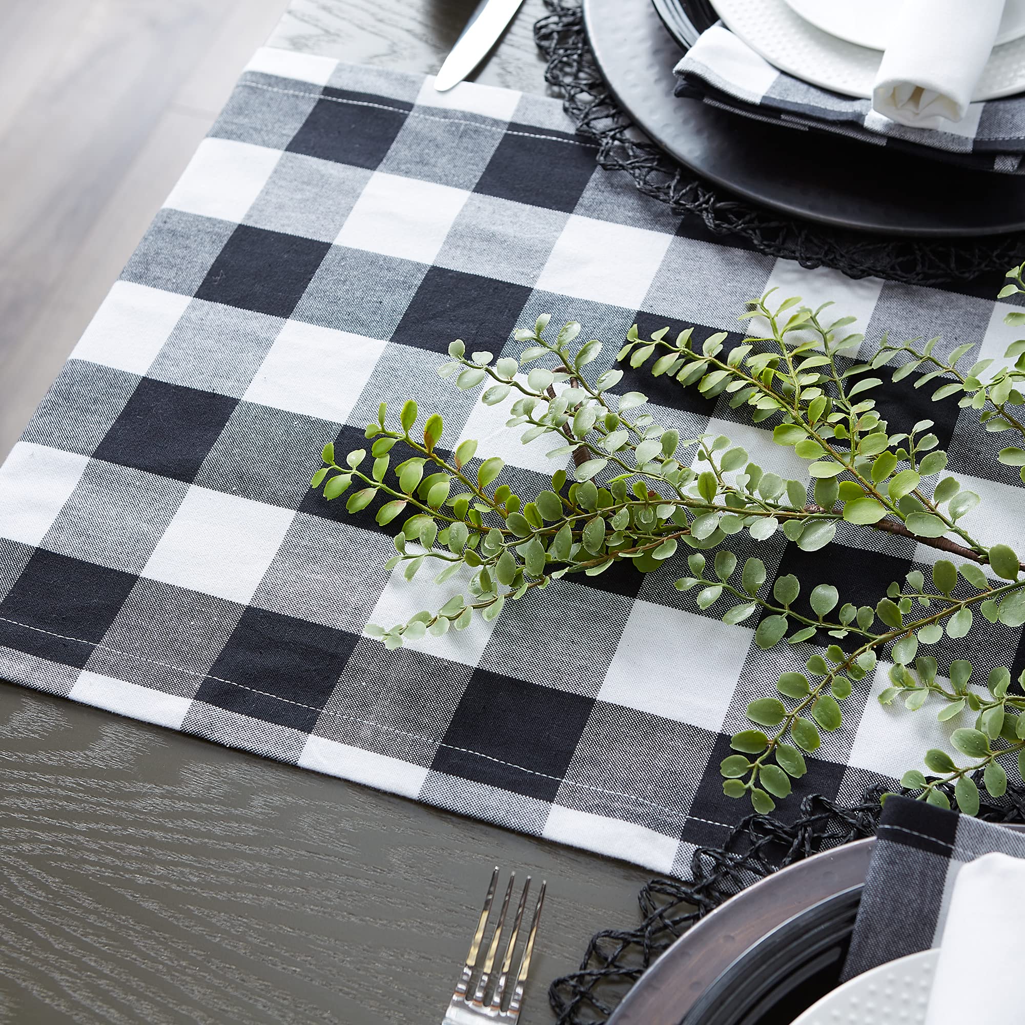 Wrinkle-resistant finish on the buffalo check table runner