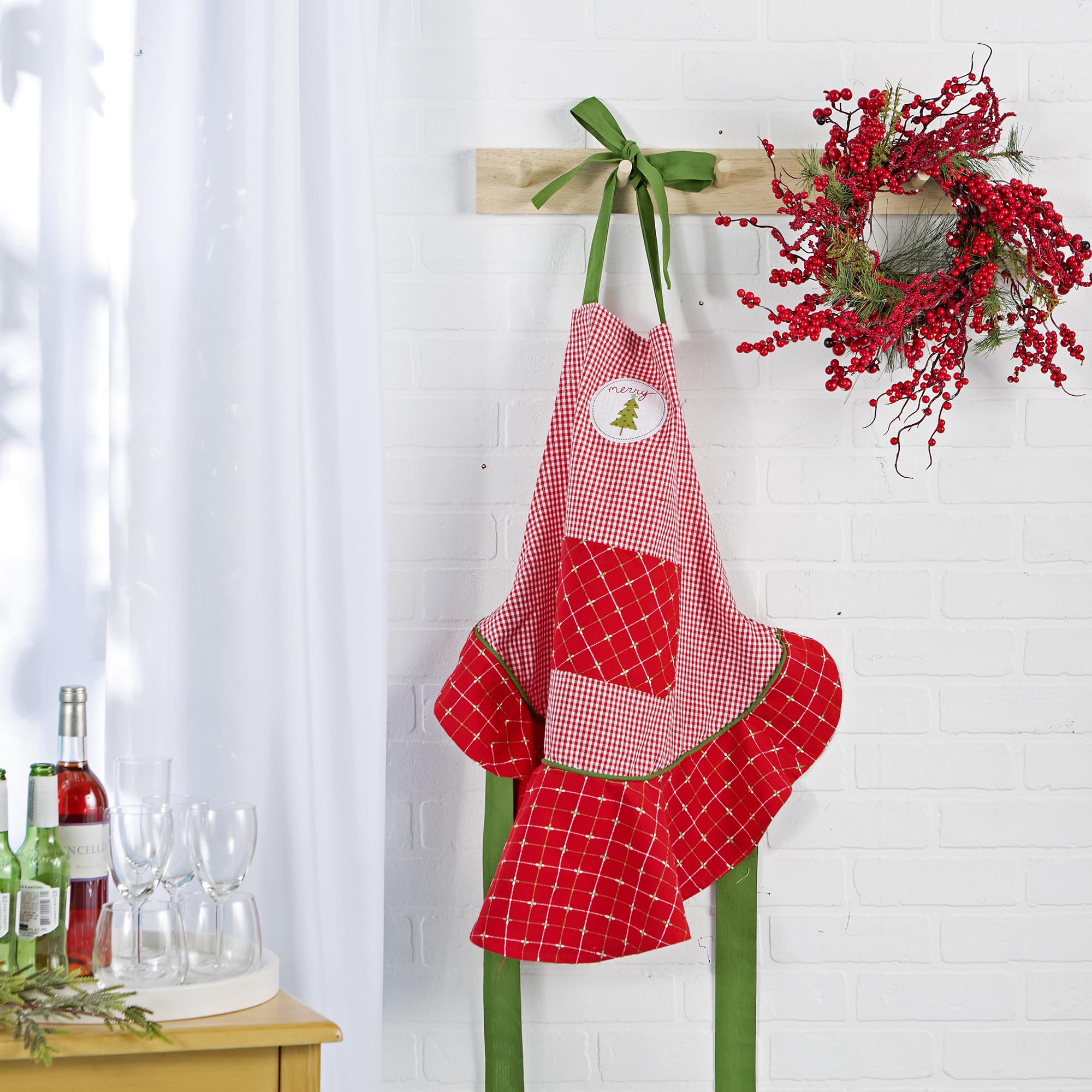 DII women's Christmas apron adjustable straps for a comfortable, customizable fit.