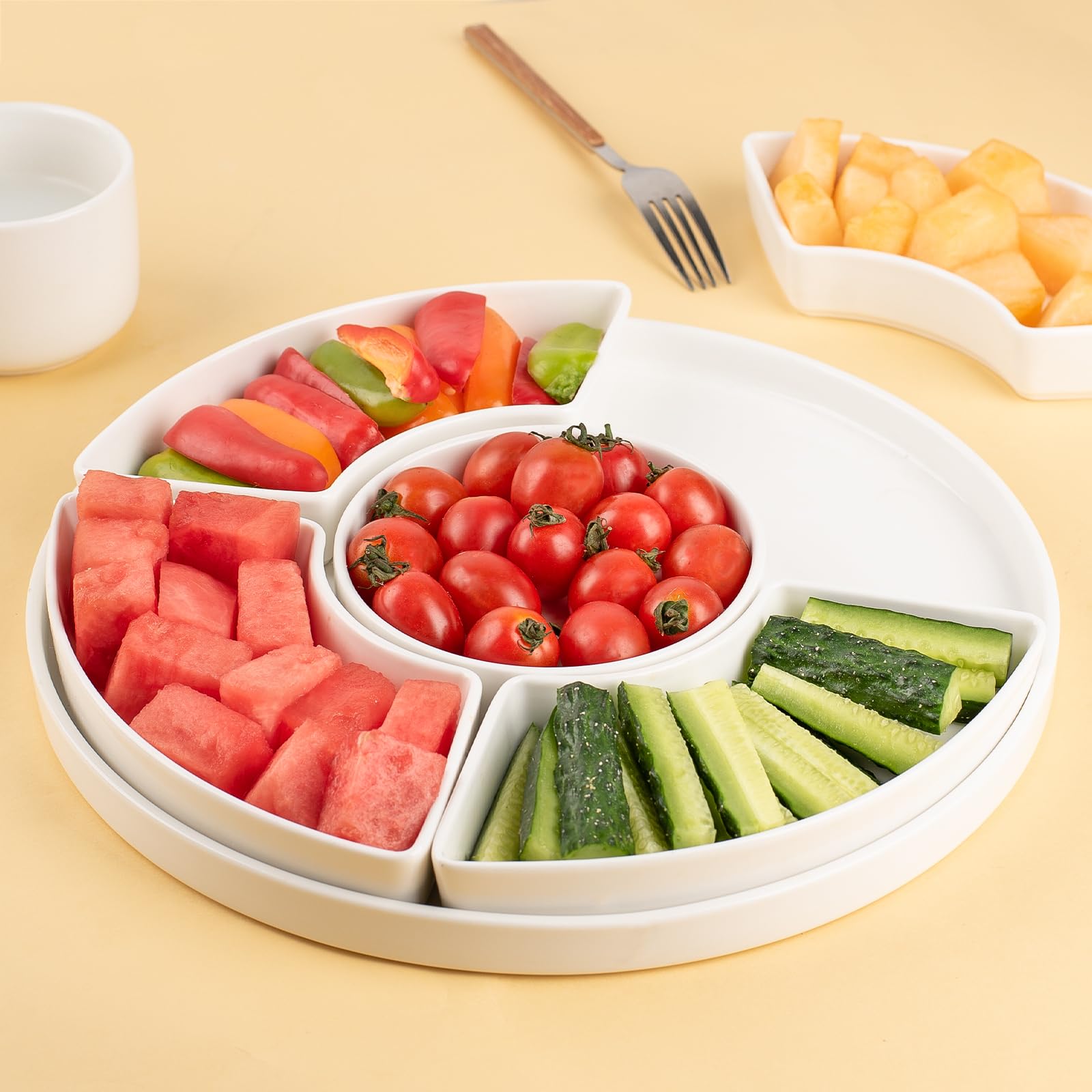 Dizada bottom tray usable on its own for serving.