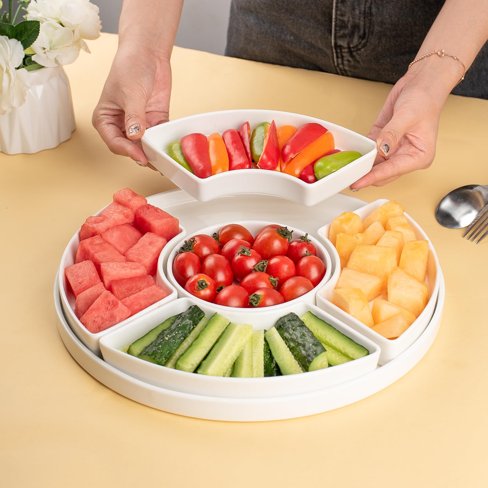 Dizada tray shown as dishwasher- and microwave-safe.