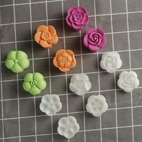 Dltsli six interchangeable stamps offer varied patterns for treats.