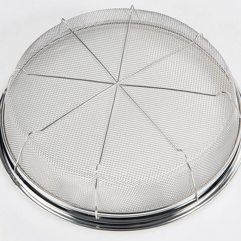 DOPMEP colander resting base keeps hands free during rinsing.