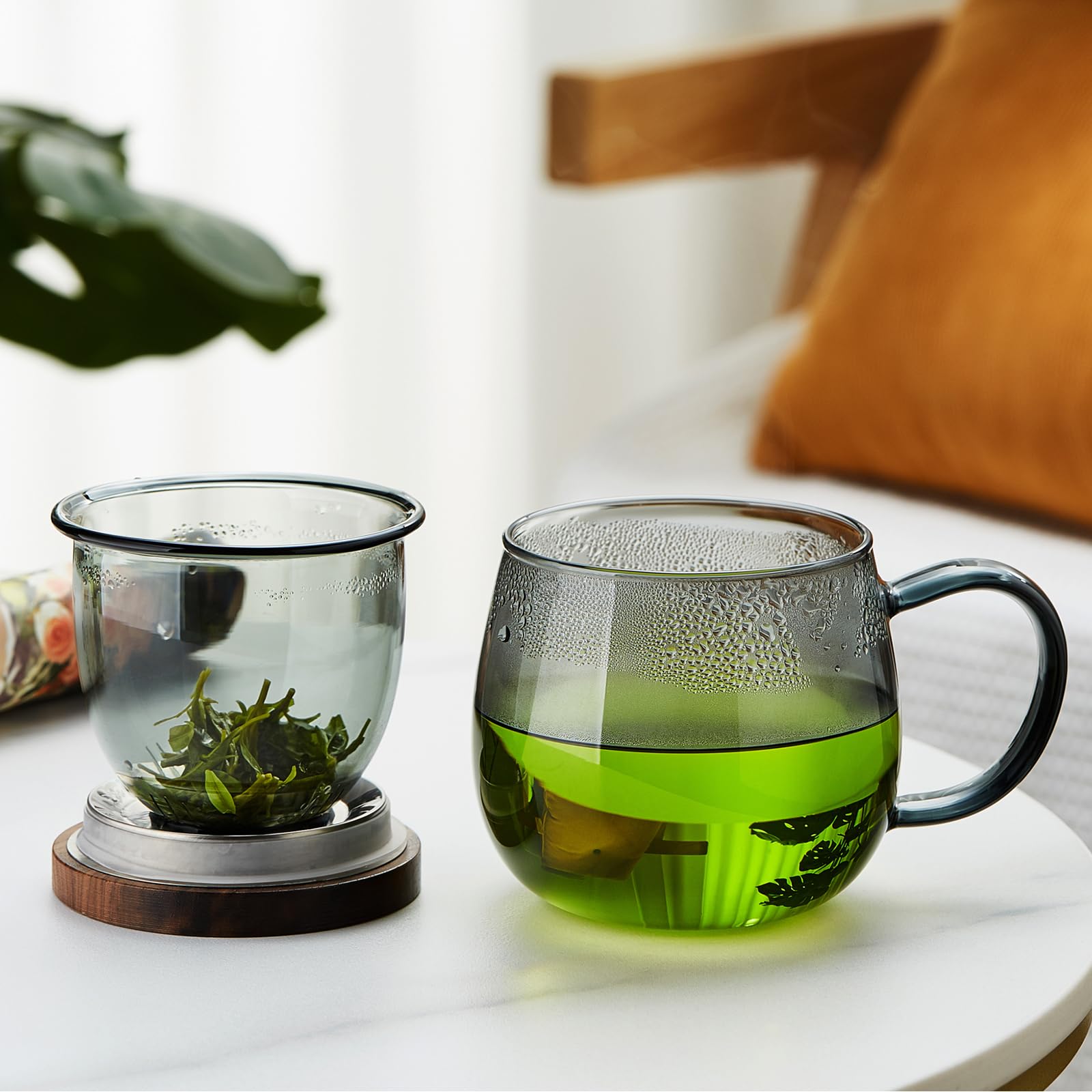 DOPUDO crystal lid doubles as a removable infuser holder for easy pouring.