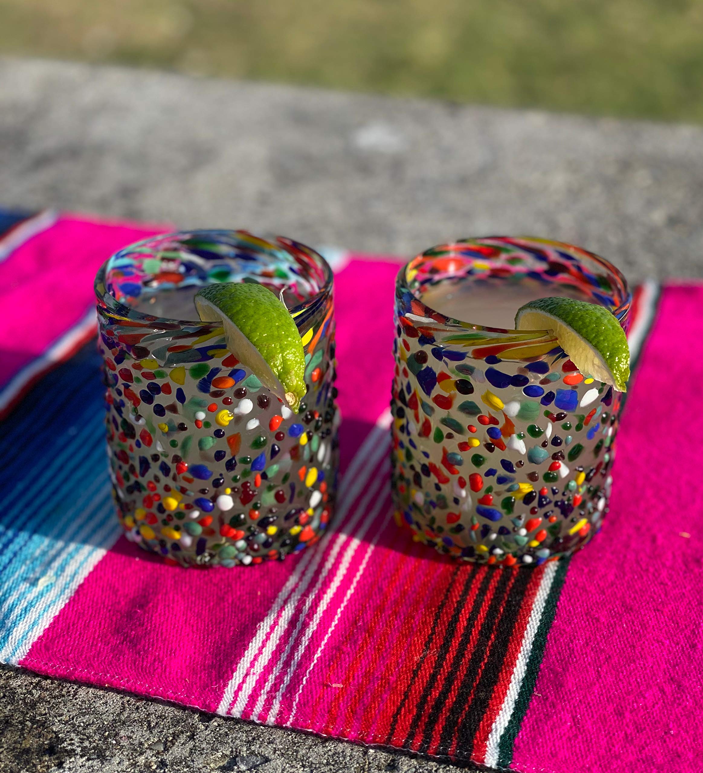 Six-piece Dos Sueños set, perfect for sharing with family and friends.