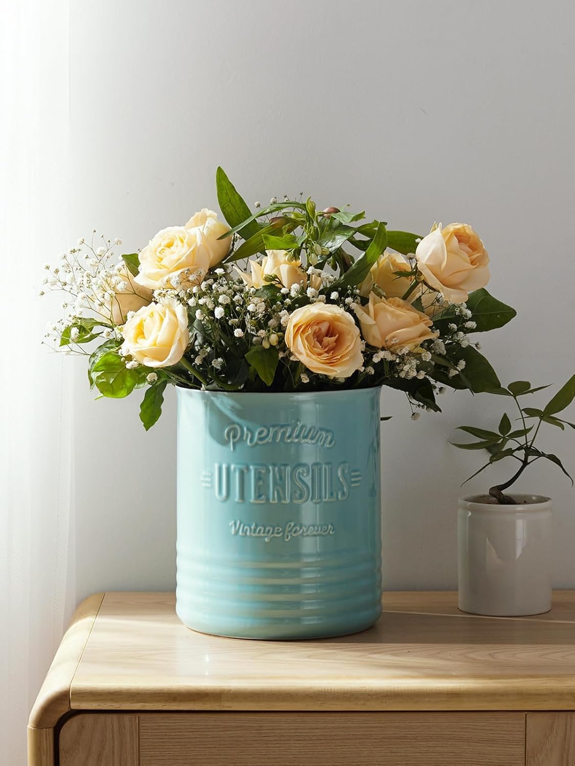 Smooth surface of DOWAN utensil holder is easy to clean and maintain.