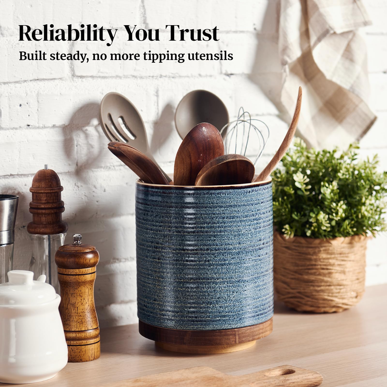 DOWAN easy-clean ceramic utensil holder is simple to wipe down after cooking tasks.