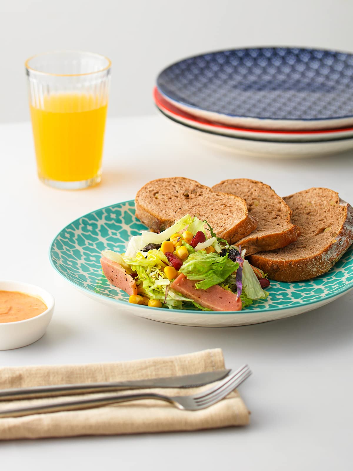 DOWAN plates with flared rims prevent spills during lively dinners.