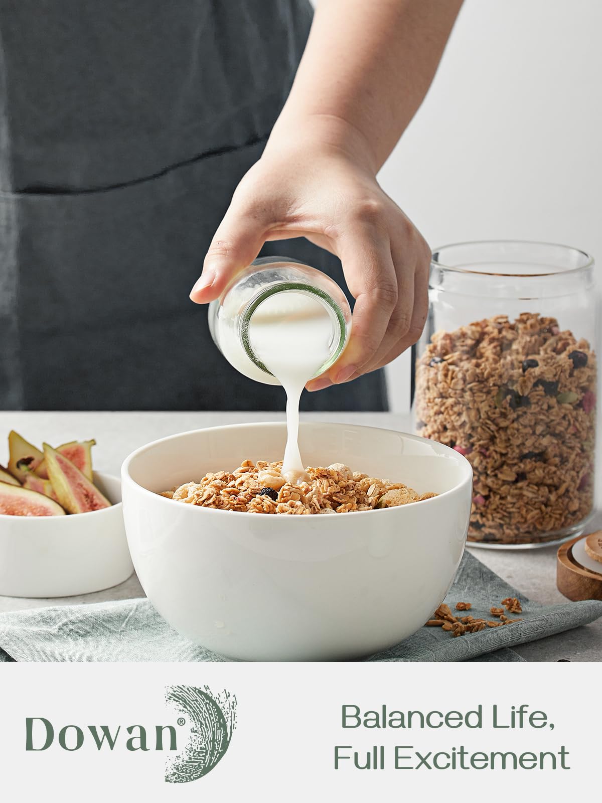 DOWAN 30 oz white porcelain bowls, perfect for ramen and stews.