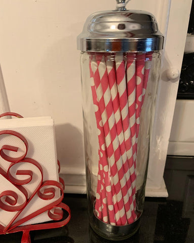 Dukars lid lifts and fans out straws for quick access.